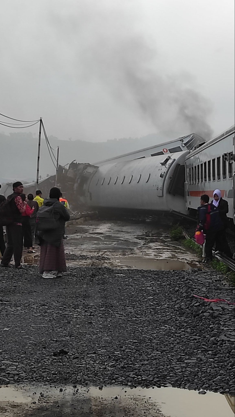 Evakuasi Gerbong KA Turangga dan Bandung Raya di Cicalengka, Lintas Selatan KAI Ditutup Sementara