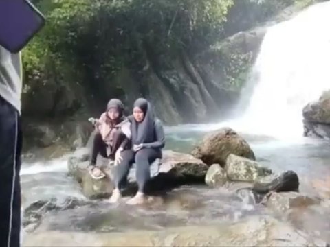 Menegangkan, Begini Momen Sekelompok Wanita Berhasil Selamatkan Diri dari Air Bah saat Main di Curug