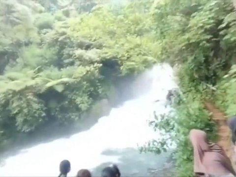 Menegangkan, Begini Momen Sekelompok Wanita Berhasil Selamatkan Diri dari Air Bah saat Main di Curug