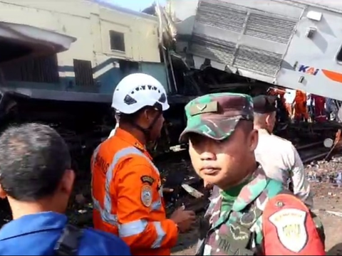 Evakuasi KA Turangga vs Kereta Lokal Bandung Raya, Basarnas Gunakan Alat Ekstraksi