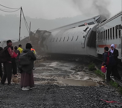 Sebuah video memperlihatkan detik-detik mencekam tabrakan kereta api Turangga dan Commuterline Bandung di Cicalengka-Haurpugur, Bandung. 