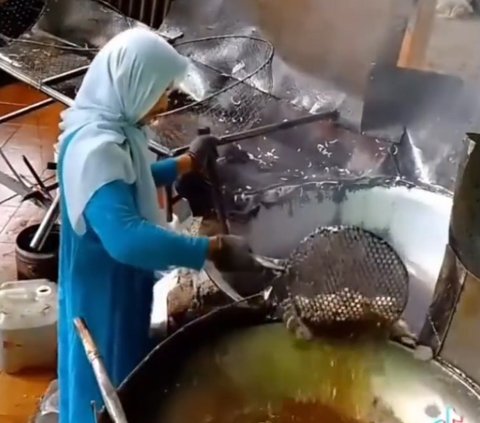 Dihujat karena Berkeringat saat Goreng Kerupuk, Aksi Penjual Kerupuk Cosplay Pakai Gamis Ini Curi Perhatian