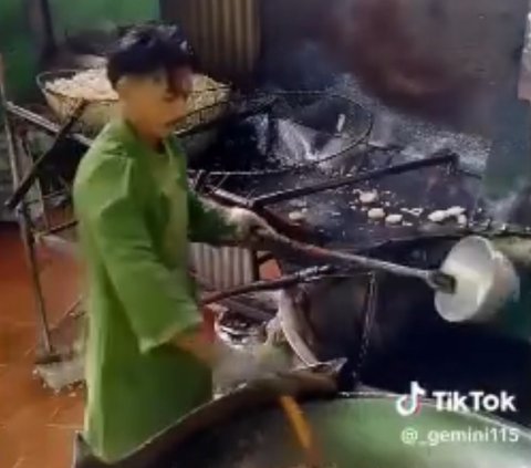 Dihujat karena Berkeringat saat Goreng Kerupuk, Aksi Penjual Kerupuk Cosplay Pakai Gamis Ini Curi Perhatian