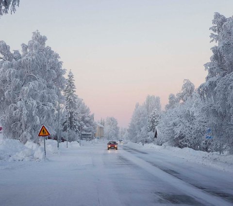 Beginilah suasana Desa Vitangi, Kota Kiruna, utara Swedia, yang diselimuti salju dan embun ketika suhu turun hingga minus 38,9 derajat Celcius pada 3 Januari 2024. Swedia menghadapi malam paling dingin di bulan Januari dalam 25 tahun terakhir pada Rabu (3/1).