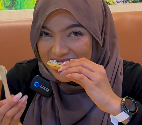 Oklin Fia Makes Ice Cream Content Again, Her Eating Style Becomes the Talk