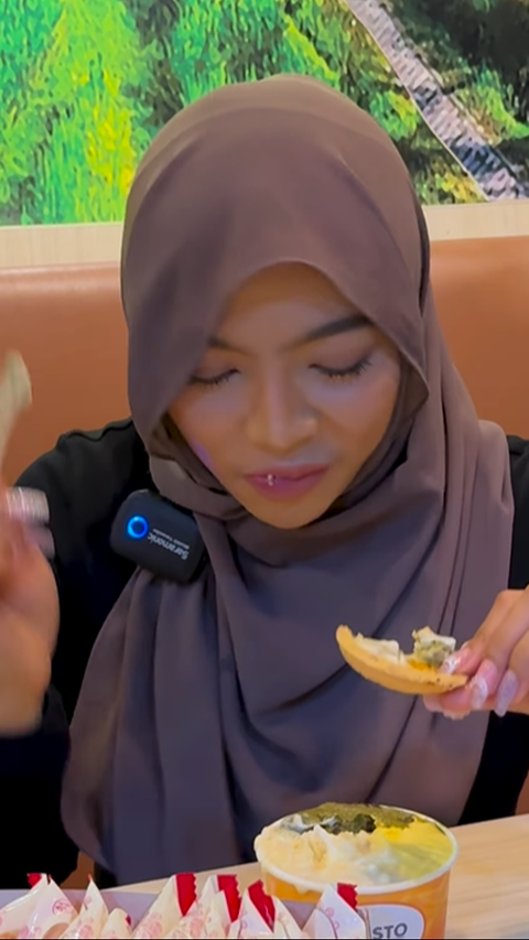 Oklin Fia Makes Ice Cream Content Again, Her Eating Style Becomes a Topic of Conversation