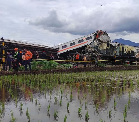 Kereta Api (KA) Turangga dan KA commuter line Bandung Raya mengalami tabrakan di lintas Haurpugur - Cicalengka, Bandung, Jawa Barat, pada Jumat (5/1/2024). Kedua kereta api tersebut tampak ringsek setelah adu banteng.