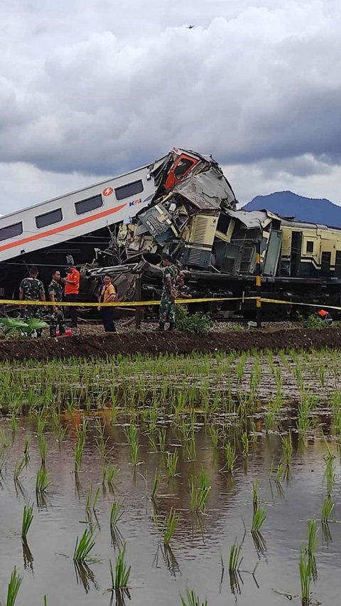 Akibat tabrakan dahsyat tersebut, salah satu kereta tampak terangkat dan menimpa sebuah lokomotif.