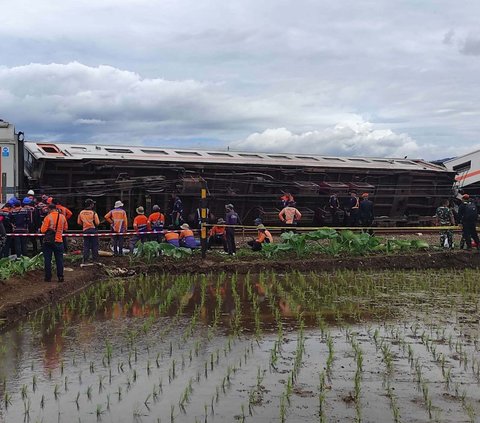 FOTO: Begini Kondisi KA Turangga dan KA Bandung Raya Usai Tabrakan Maut di Cicalengka Bandung