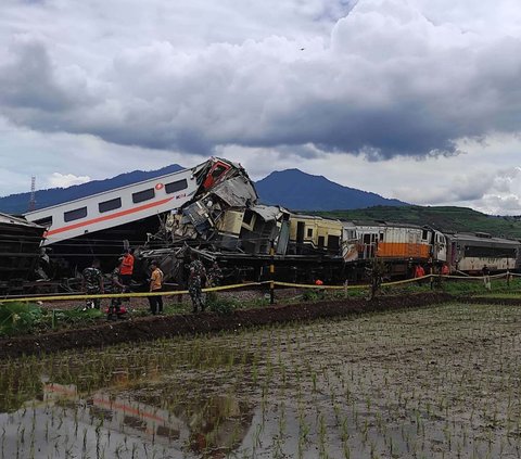 FOTO: Begini Kondisi KA Turangga dan KA Bandung Raya Usai Tabrakan Maut di Cicalengka Bandung