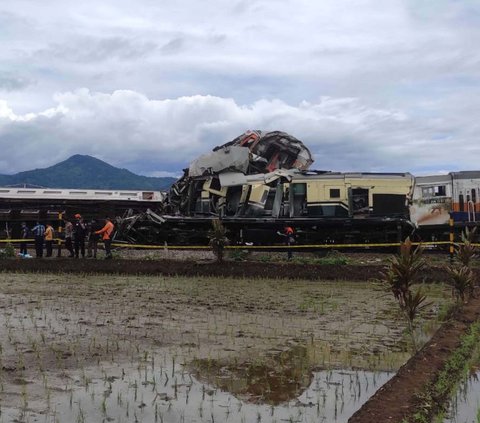 FOTO: Begini Kondisi KA Turangga dan KA Bandung Raya Usai Tabrakan Maut di Cicalengka Bandung