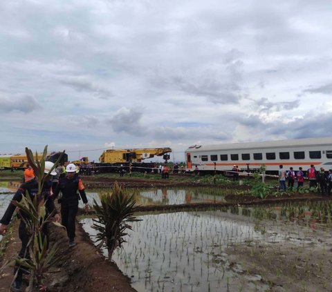 FOTO: Begini Kondisi KA Turangga dan KA Bandung Raya Usai Tabrakan Maut di Cicalengka Bandung