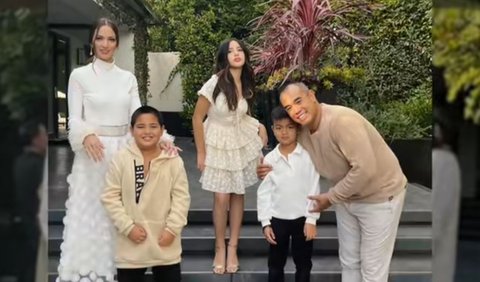 Potret Nia Ramadhani dan putrinya Mikha termasuk yang menjadi perhatian. Potret ibu dan anak tersebut ramai disebut cantik.<br>