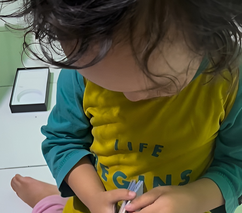 Bocah 3 Tahun Nangis Kejer Lihat Hasil Foto Paspor, Warganet Merasa Terwakilkan