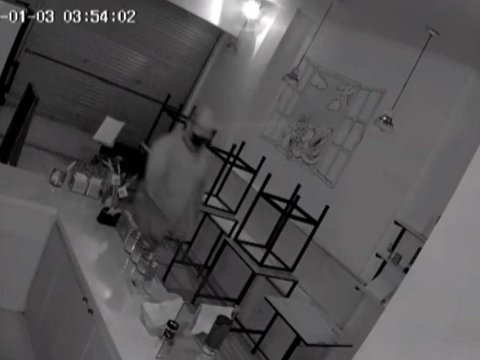 Viral Aksi Pria Tutupi CCTV Sebelum Lakukan Pencurian, Sejumlah Barang Raib