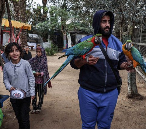FOTO: Nestapa Warga Palestina Mengungsi di Kebun Binatang Gaza, Berdampingan dengan Hewan-Hewan Kelaparan