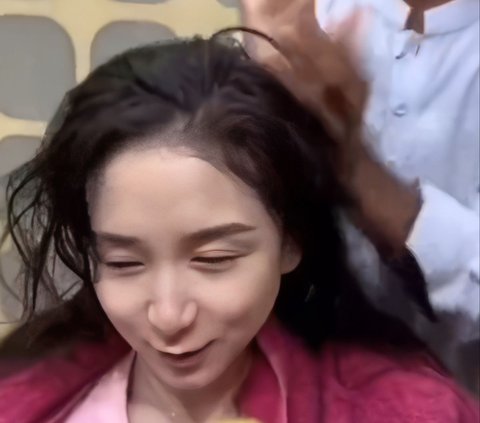 LOL! Female Tourist Wants to Try Indian Facial Treatment, Instead of Glowing Her Face, It Gets Messed Up and Causes Trauma