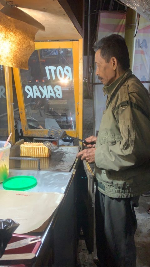 Siang Sopir Malam Jadi Penjual Roti Bakar, Pria Ini Banjir Simpati Setelah Gerobak Dagangannya Pecah