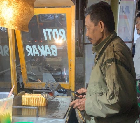 Siang Sopir Malam Jadi Penjual Roti Bakar, Pria Ini Banjir Simpati Setelah Gerobak Dagangannya Pecah