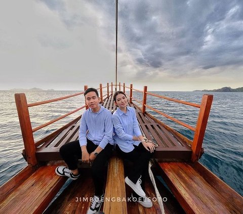 Known for Being Indifferent, Gibran Rakabuming Showcases Romantic Portraits with Selvi Ananda in Labuan Bajo