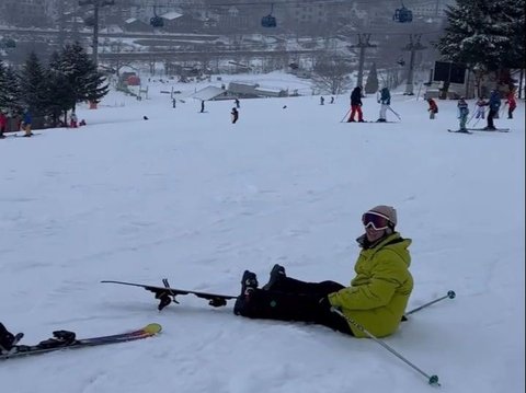 Potret Natasha Rizky Asyik Main Ski di Jepang, Lupa Ngerem Sampai Nabrak Orang