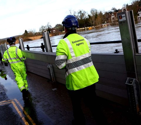 Ketika Badai Henk menerjang dan menyebabkan banyak daerah di Inggris terendam banjir, wilayah Ironbridge di tepi Sungai Severn terlihat tetap kering, pada Kamis (4/1/2024). Hal itu terjadi karena keberhasilan sistem pertahanan banjir yang diterapkan di wilayah tersebut.<br>