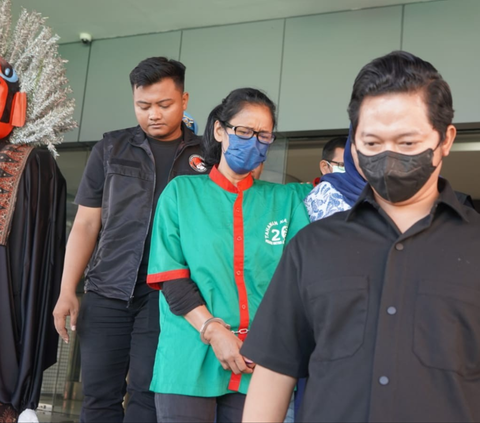 Ibra Azhari & Artis era 90-an Usai Jalani Pemeriksaan, Wajah Tertunduk dan Ditutup Masker