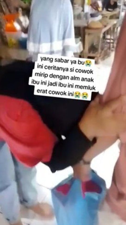 Tampak ibu tersebut terus memegang tangan dan wajah pria tersebut