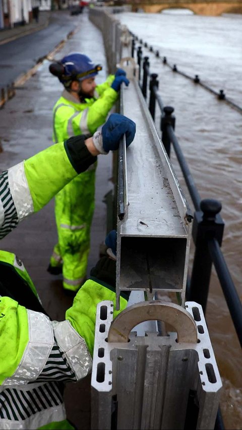 Sistem pertahanan banjir itu meliputi pemasangan tanggul darurat yang bisa dipasang dan dibongkar sesuai kebutuhan.<br>