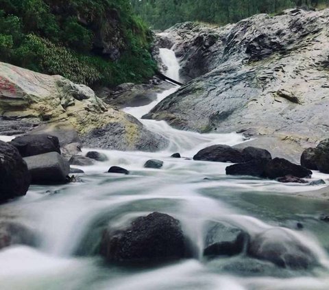 Tak Kalah Indah dari Kawah Ijen, Intip Pesona Sungai Kalipait Bondowoso Mengalir Membelah Hutan dan Tebing Batu