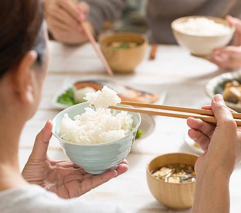Misteri 10 Arti Mimpi Makan Nasi: Pertanda Rezeki atau Hanya Ilusi?
