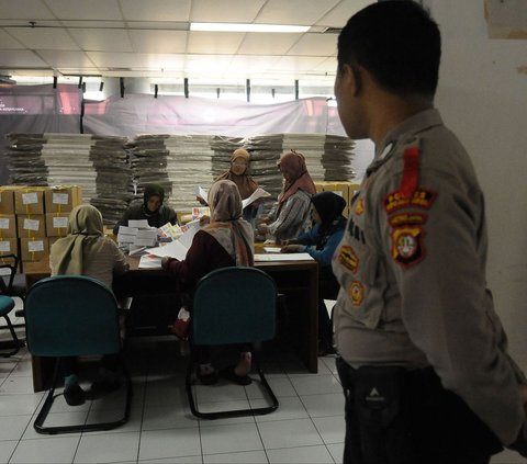 Menjelang pelaksanaan Pemilu 2024, sejumlah pekerja tampak sibuk menyortir dan melipat surat suara di Gedung Mitra Praja, Sunter, Jakarta Utara, Jumat (5/1/2024). Surat suara yang dilipat merupakan surat suara DPR RI untuk Pemilu 2024 di Kepulauan Seribu.
