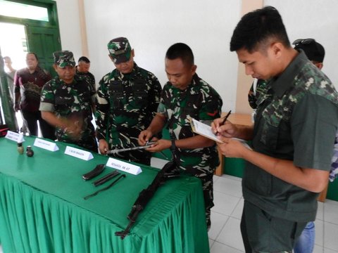 Eks Kombatan GAM di Aceh Tamiang Serahkan AK 47 dan Granat ke TNI