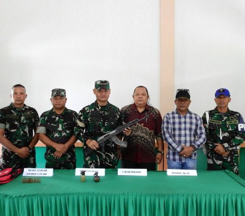 Eks Kombatan GAM di Aceh Tamiang Serahkan AK 47 dan Granat ke TNI