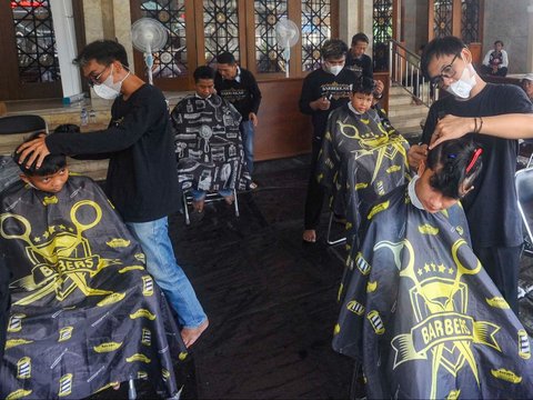 FOTO: Komunitas Barberkah, Menebarkan Kebaikan Melalui Cukur Gratis untuk Warga Kurang Mampu