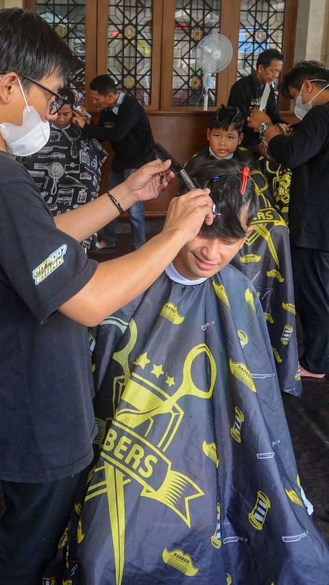 Komunitas ini dikenal dengan nama Barberkah, yang secara rutin mengadakan kegiatan cukur gratis bagi warga kurang mampu.