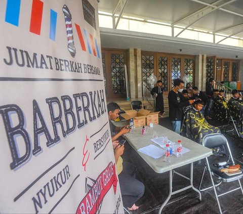 FOTO: Komunitas Barberkah, Menebarkan Kebaikan Melalui Cukur Gratis untuk Warga Kurang Mampu