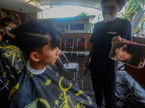 FOTO: Komunitas Barberkah, Menebarkan Kebaikan Melalui Cukur Gratis untuk Warga Kurang Mampu