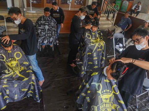 FOTO: Komunitas Barberkah, Menebarkan Kebaikan Melalui Cukur Gratis untuk Warga Kurang Mampu