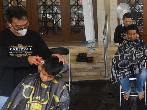 FOTO: Komunitas Barberkah, Menebarkan Kebaikan Melalui Cukur Gratis untuk Warga Kurang Mampu