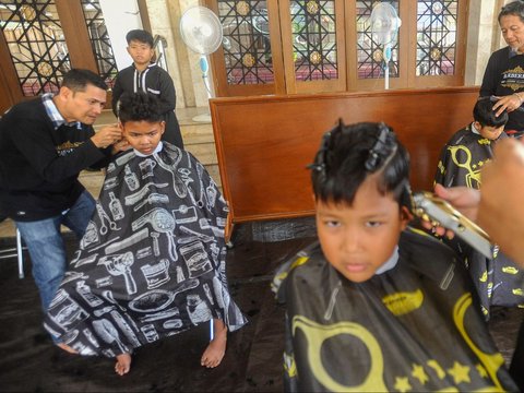 FOTO: Komunitas Barberkah, Menebarkan Kebaikan Melalui Cukur Gratis untuk Warga Kurang Mampu