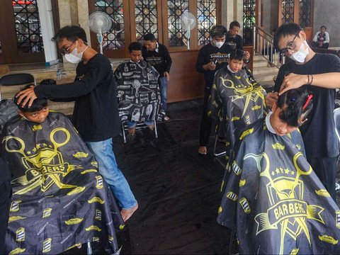 FOTO: Komunitas Barberkah, Menebarkan Kebaikan Melalui Cukur Gratis untuk Warga Kurang Mampu