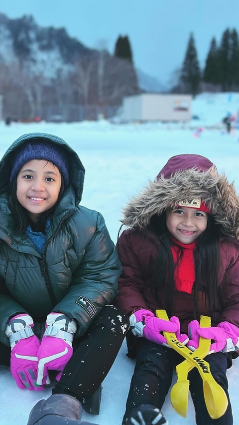 8 Potret Keseruan Natasha Rizky, Desta, dan Ketiga Anaknya Main Salju di Jepang
