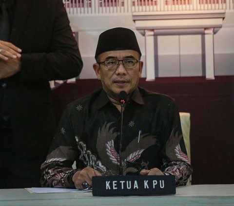 Ketua Komisi Pemilihan Umum (KPU) RI Hasyim Asyari (tengah) didampingi anggota KPU RI saat memberikan keterangan kepada media terkait debat ketiga Pilpres 2024 di Gedung KPU, Jakarta, Jumat (5/1/2024).
