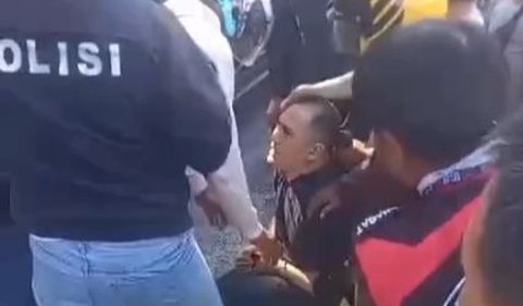 Dalam video yang beredar, terlihat Saipul Jamil dikelilingi oleh pria yang mengenakan jaket bertuliskan 'polisi'. Saipul Jamil kabarnya diamankan oleh pihak kepolisian di jalan raya di sekitar kawasan Jalembar, Jakarta Barat. 