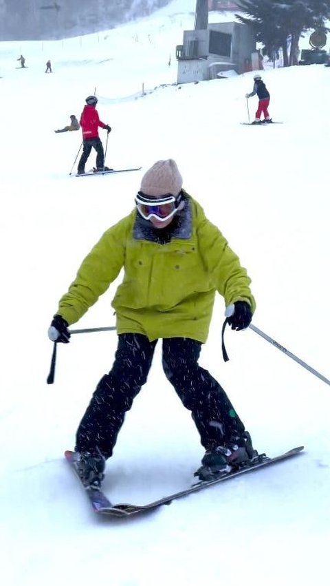10 Potret Keseruan Natasha Rizky Main Ski di Jepang, Bicara soal Kunci Kebahagiaan