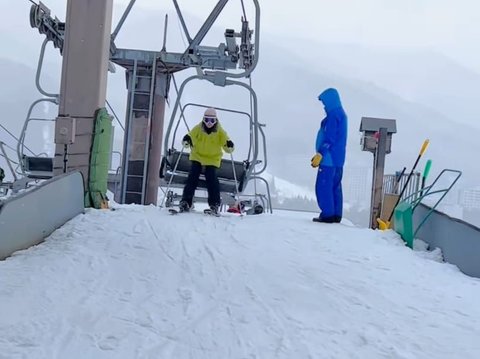 Potret Keseruan Natasha Rizky Main Ski di Jepang, Bicara soal Kunci Kebahagiaan