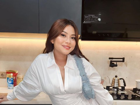 Showing Photos Like a Complete Family with Ex-Husband and Child, Hanum Mega is Criticized by Netizens