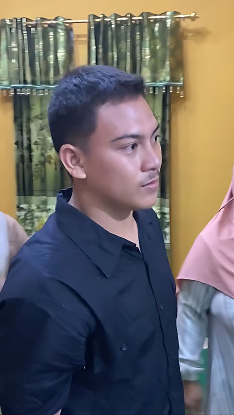 A Mother in Manado Cries and Faints Seeing a Young Man Who Looks Exactly Like Her Late Son, Even More Sad When She Attends His 100-Day Commemoration