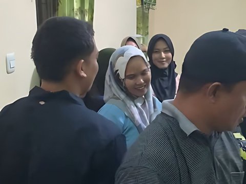 Mother in Manado Cries and Faints Seeing a Youth Resembling Her Deceased Child, Gets Sadder When Attending the 100th Day Event